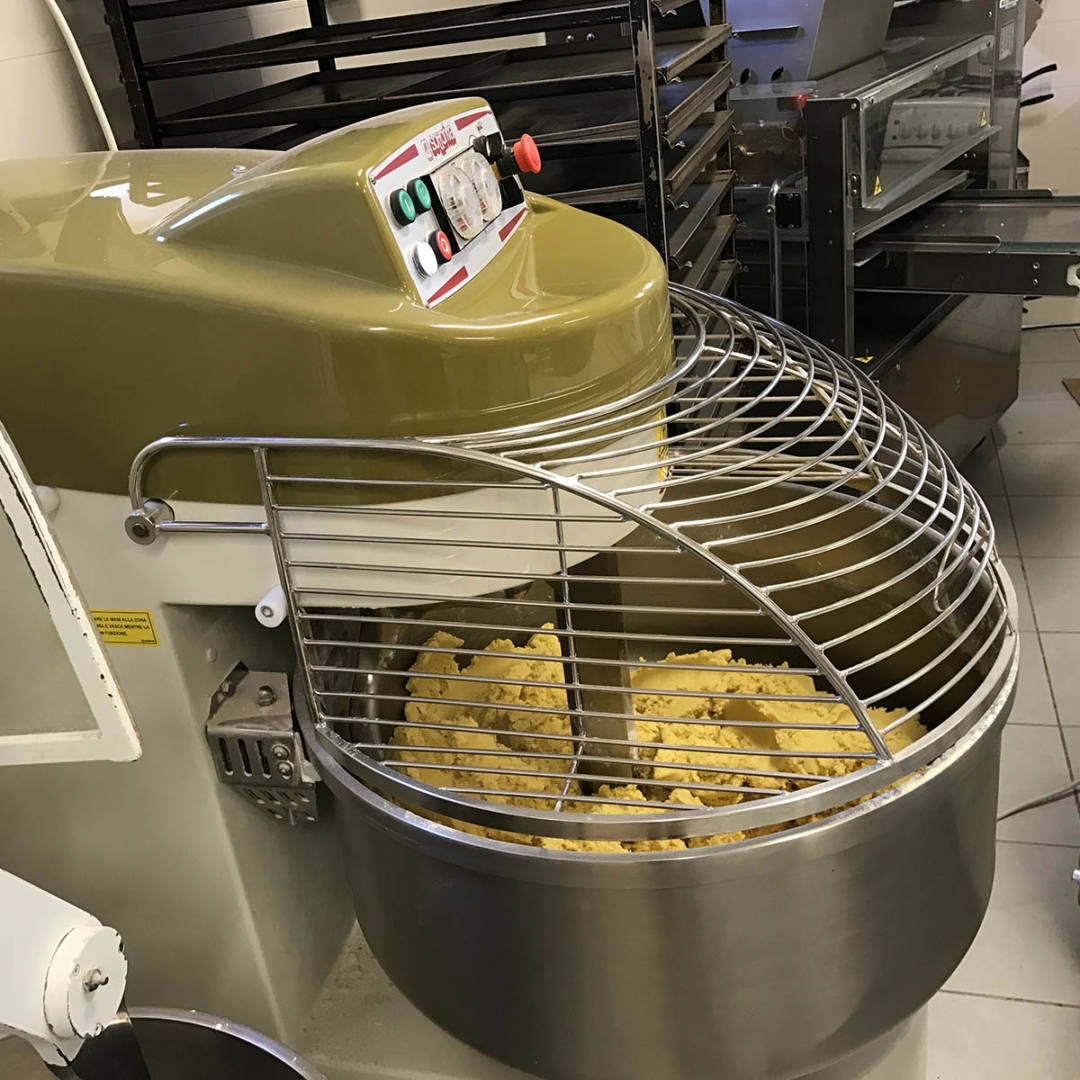 Produzione dolci nel laboratorio della Pasticceria di Sambuco