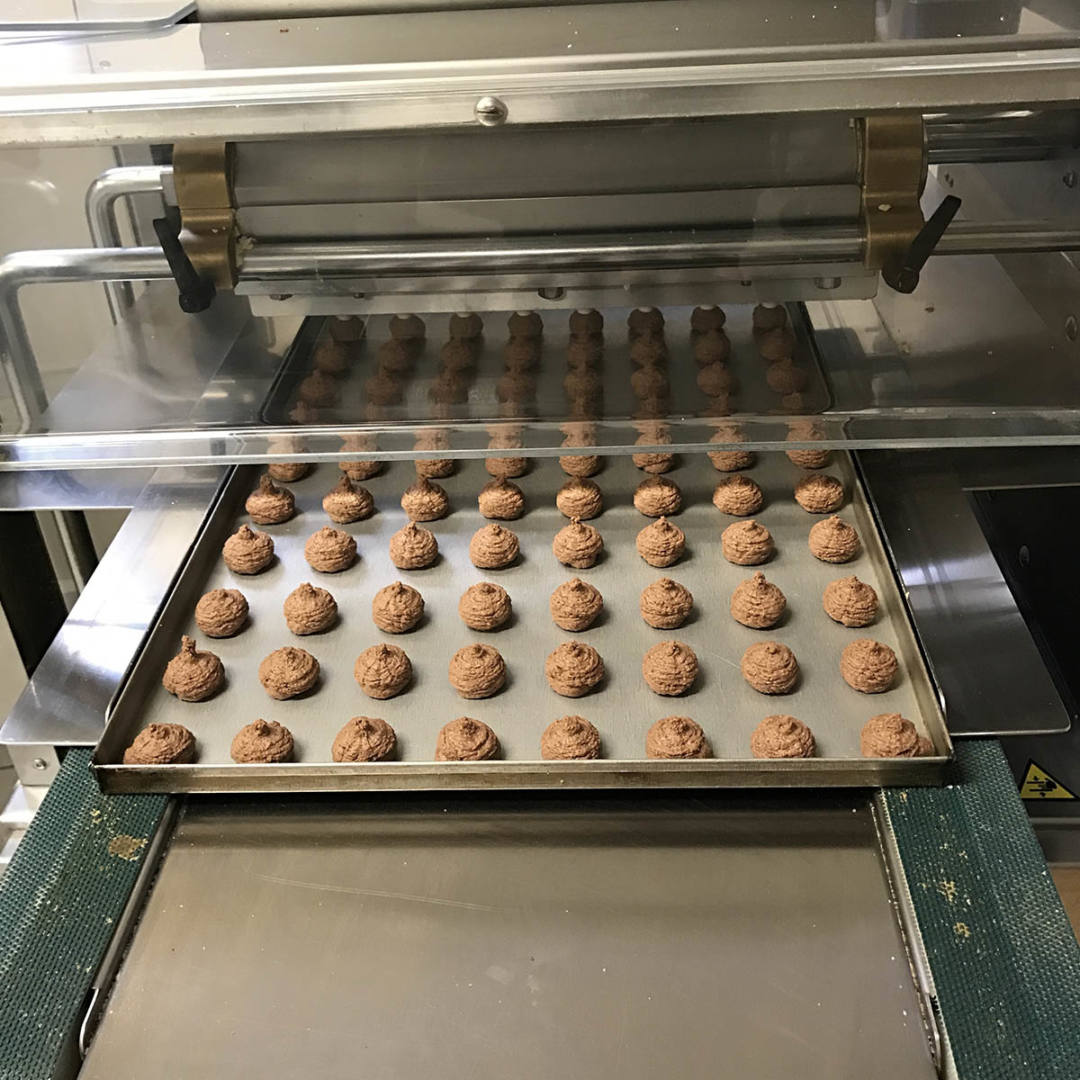 Produzione dolci nel laboratorio della Pasticceria di Sambuco