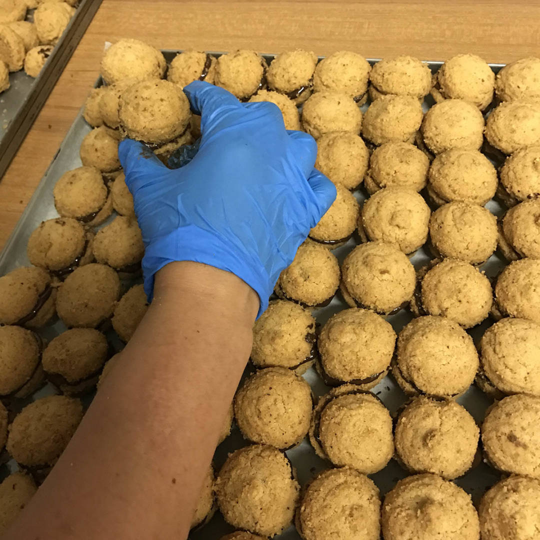 Produzione dolci nel laboratorio della Pasticceria di Sambuco