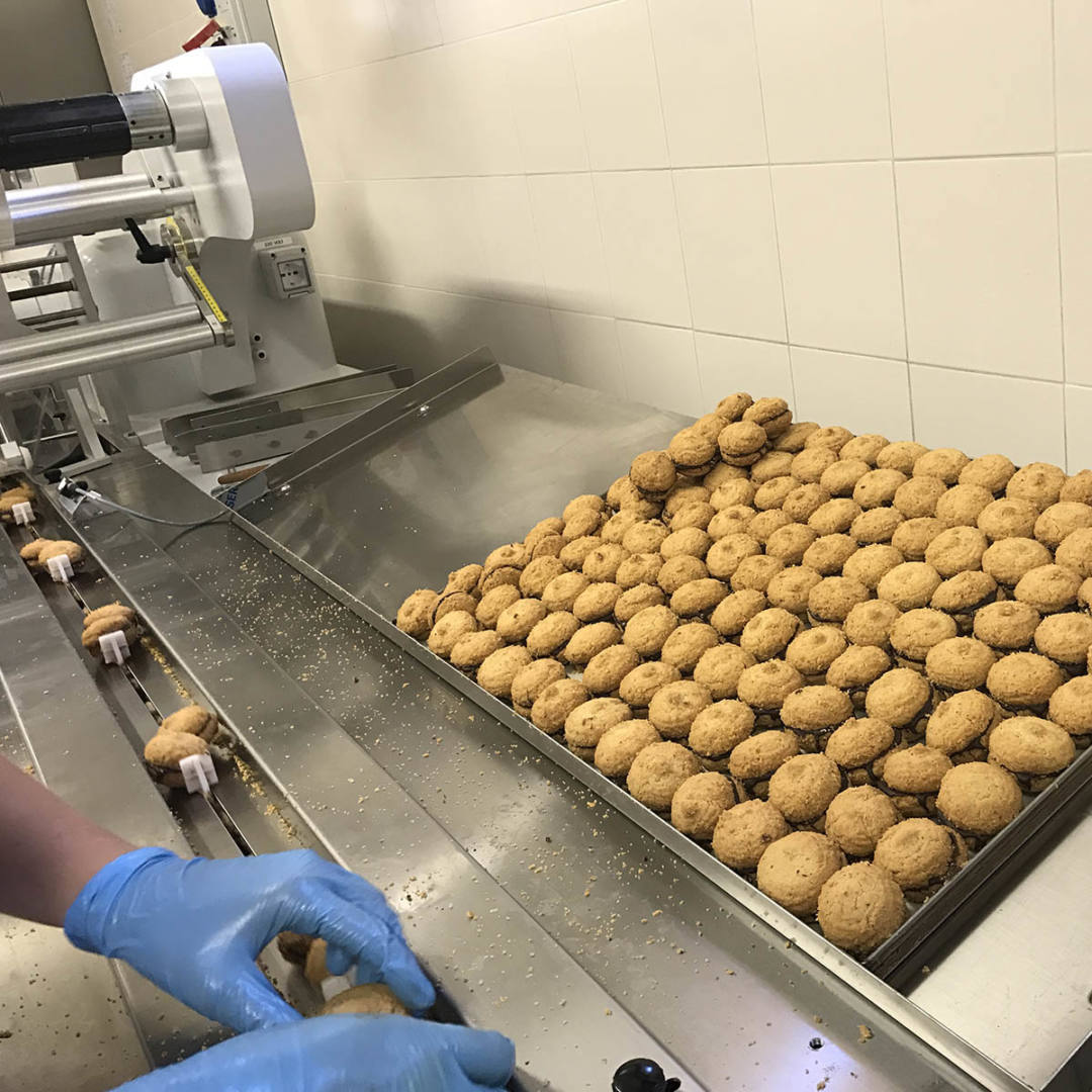 Produzione dolci nel laboratorio della Pasticceria di Sambuco