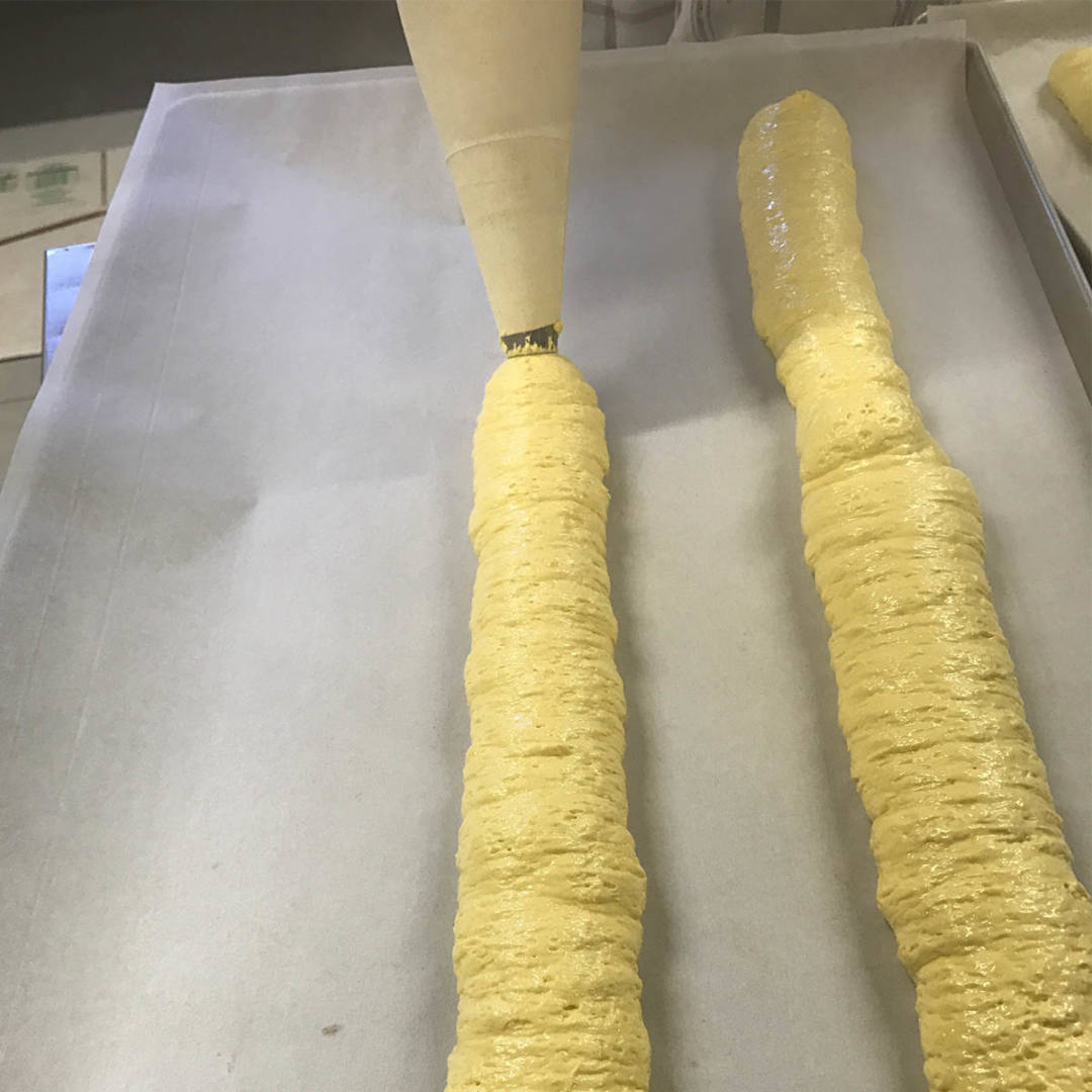 Produzione dolci nel laboratorio della Pasticceria di Sambuco