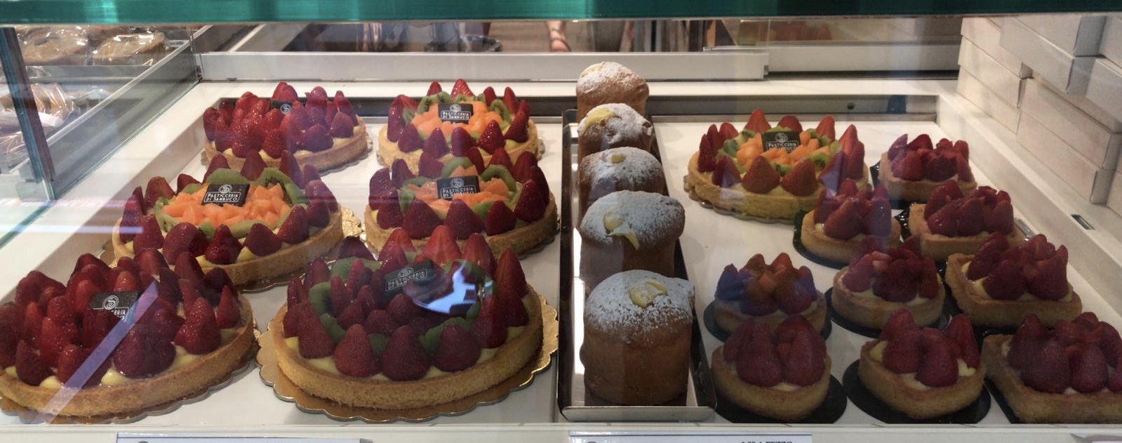PUNTO VENDITA DELLA PASTICCERIA DI SAMBUCO A GENOVA VOLTRI
