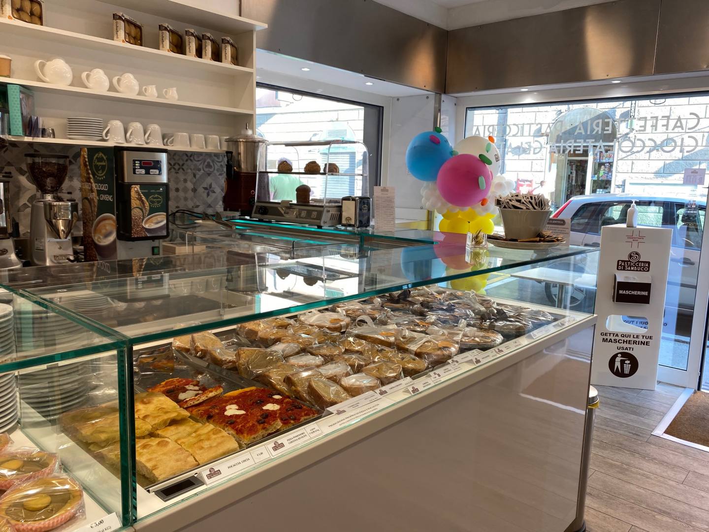 PUNTO VENDITA DELLA PASTICCERIA DI SAMBUCO A GENOVA VOLTRI