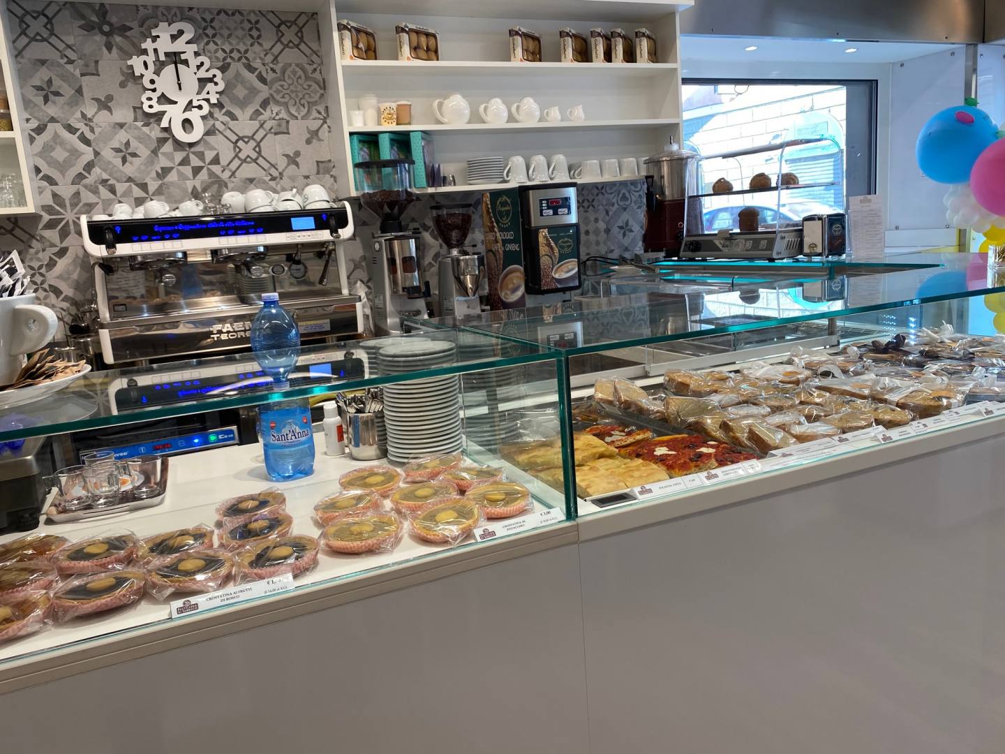 PUNTO VENDITA DELLA PASTICCERIA DI SAMBUCO A GENOVA VOLTRI